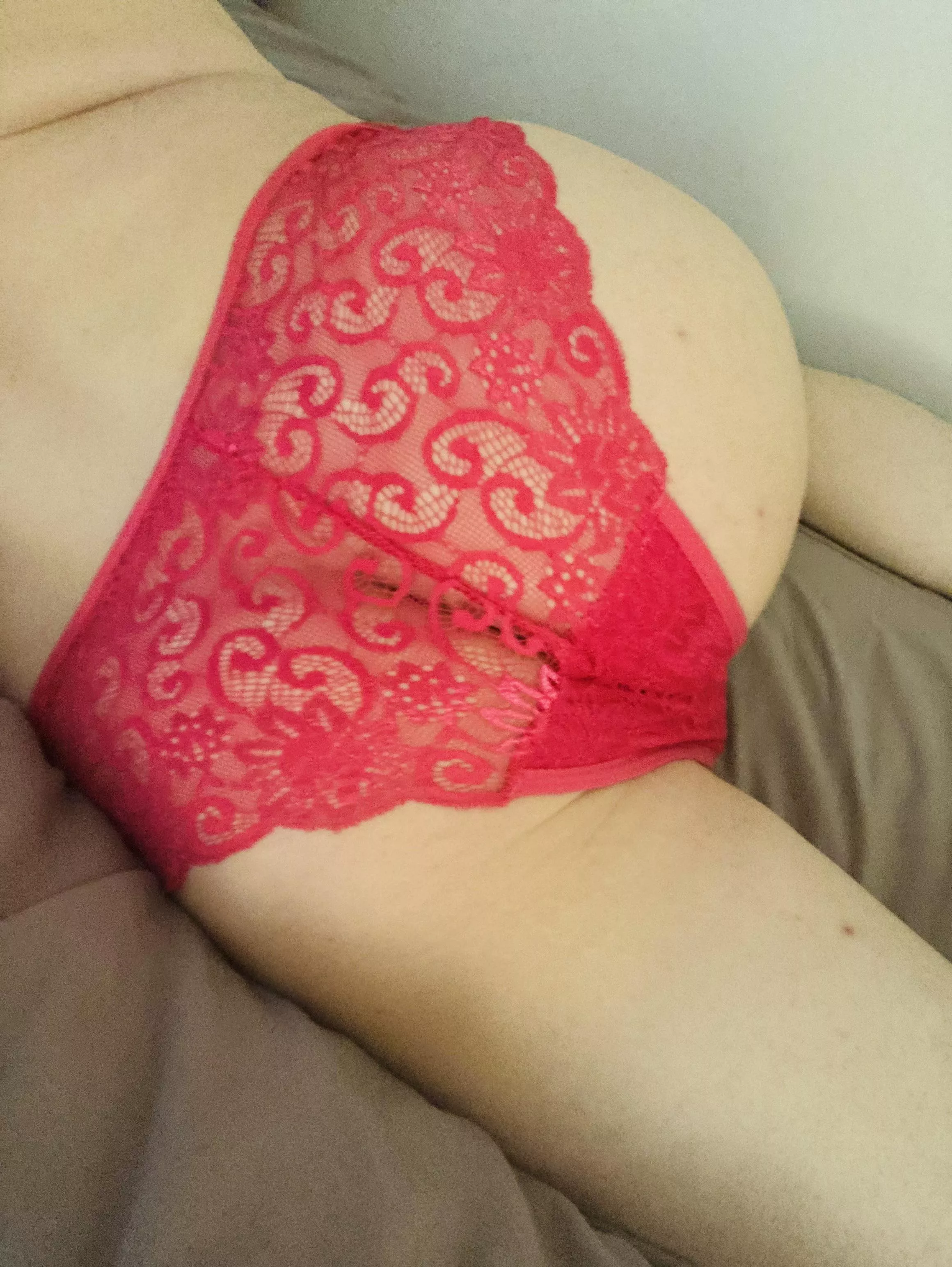 Whenever I put on a pair of new panties for the first time, it makes me feel so pretty 😊