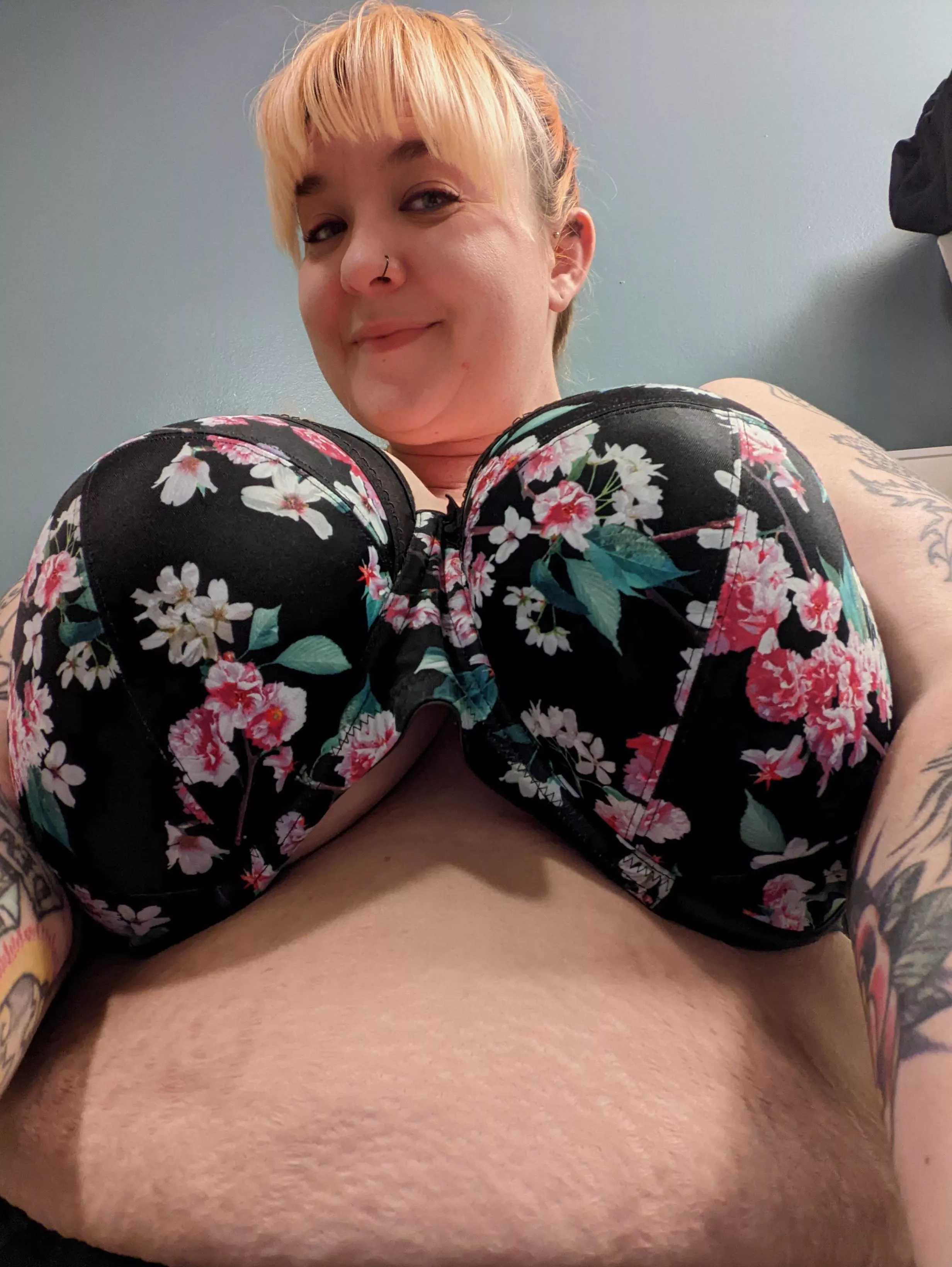 Work is slow..guess I'll play with my tits ♥️