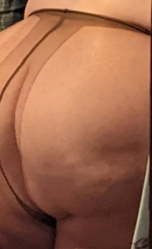 would seem as though I have struggled getting my seam straight lately....does anybody want to help me?💋😈