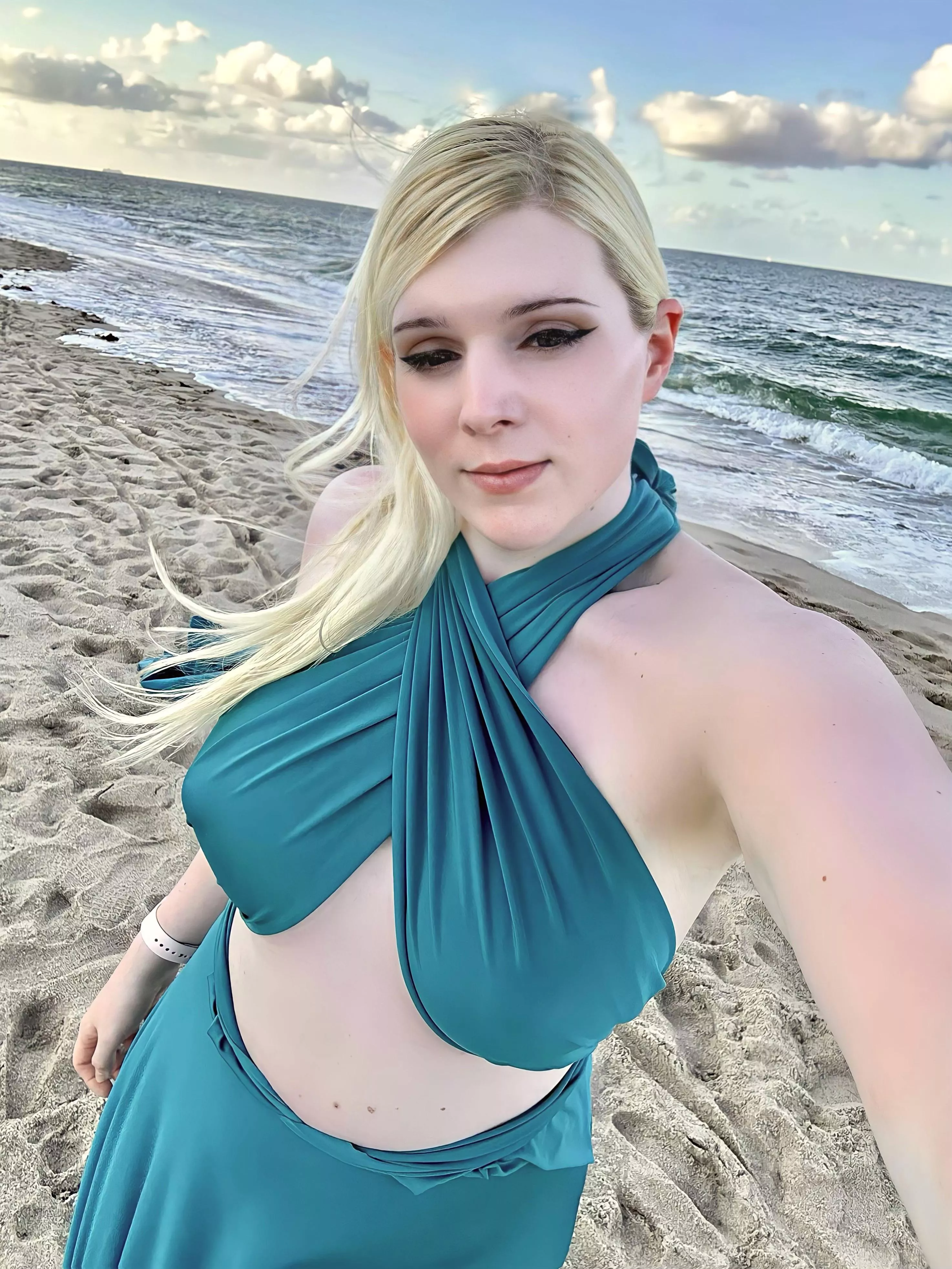Would you walk on the beach with a cute femboy? 💕