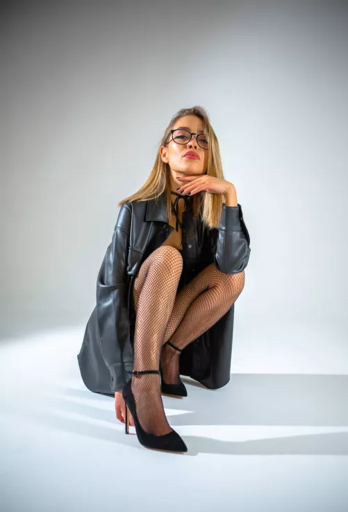 You can see my ass very good through my tights