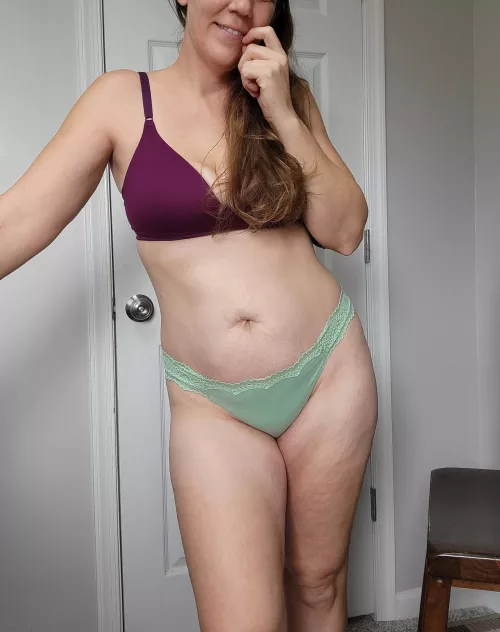 45 yo mom of 5 with *real* mombod, your move 😈