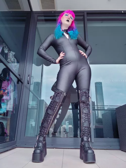 Are any of you pathetic little subs? I need someone to worship at my boots.