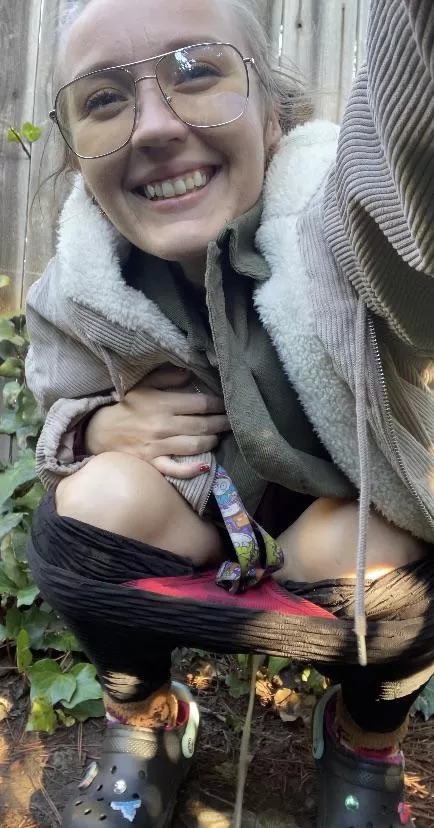 Being a naughty girl and pissing in a bush 😜 would you fuck me if you found me