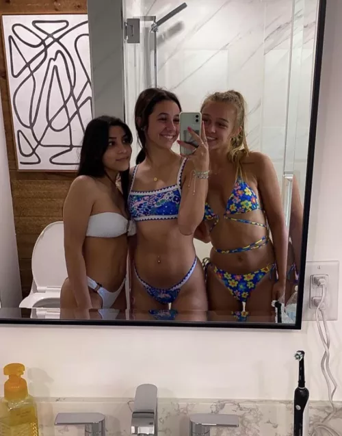 Bikini babes (dm for more)