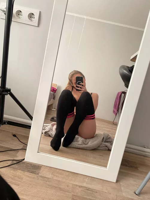 Do u like curvy girls in knee socks?