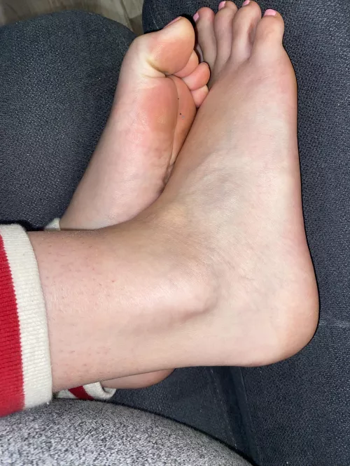 Footsies toesies happy