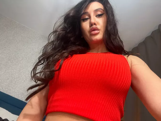 Forget about busty shirt, look at this gorgeous big lips