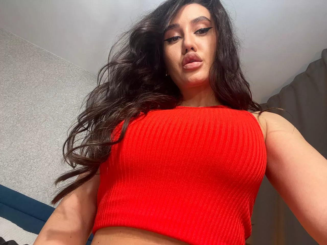 Forget about busty shirt, look at this gorgeous big lips