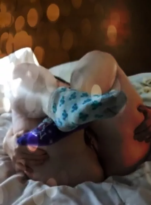 happy hump day! [female] I gotta keep my feet warm to reach my climax 😘💥