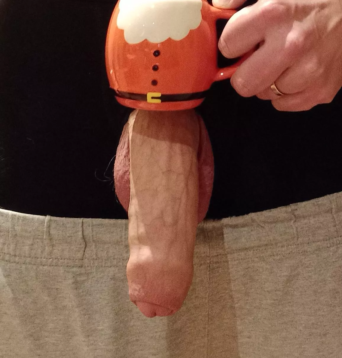 🎶 He's making a list He's checking it twice He's gonna find out who's naughty or nice.... 🎶 🎅