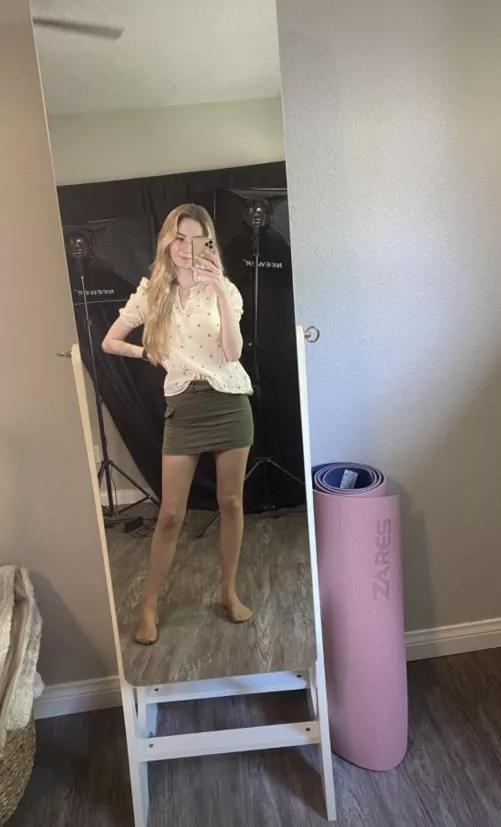 Hey can anyone make captions of my gf is there good you can captions more and nudes