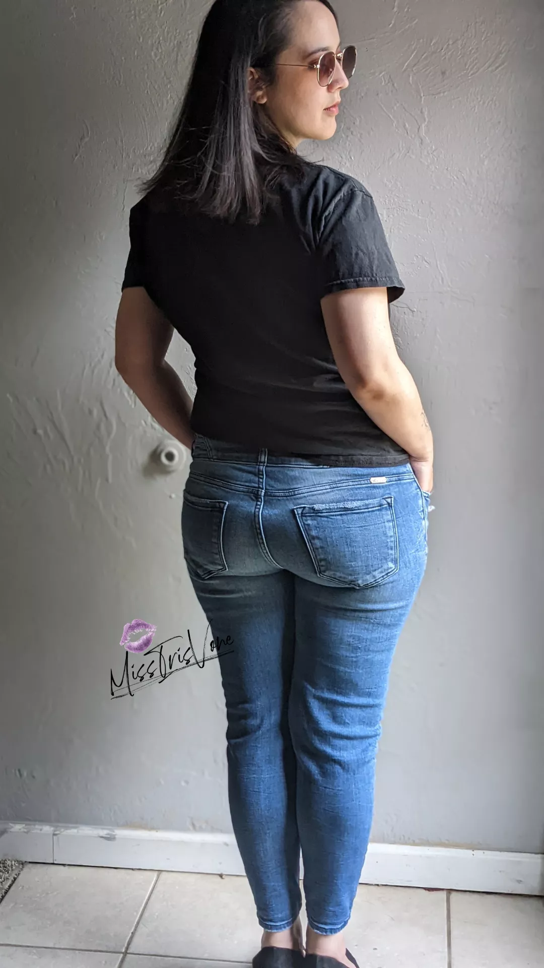 How do you feel about legs in jeans & bonus booty? 🤭
