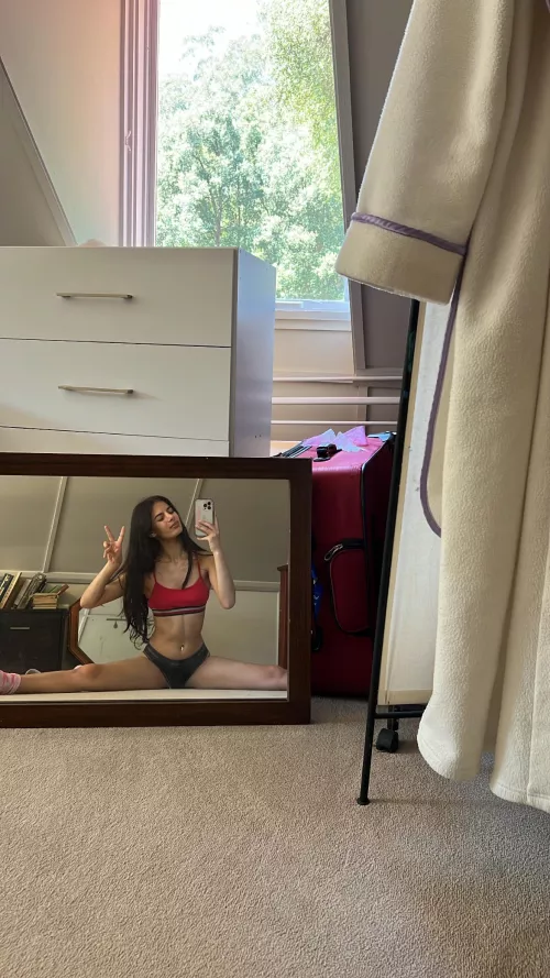 I need someone to sit on when I do my splits 🫣