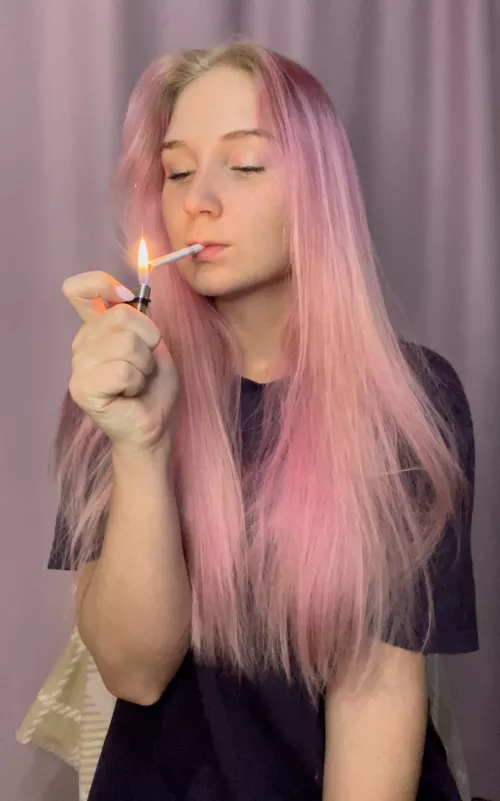 I smoke about 20 cigarettes a day!🚬It turns me on like that! It’s a pity you don’t always have a phone in your hand to save this moment🤤🤤🤤