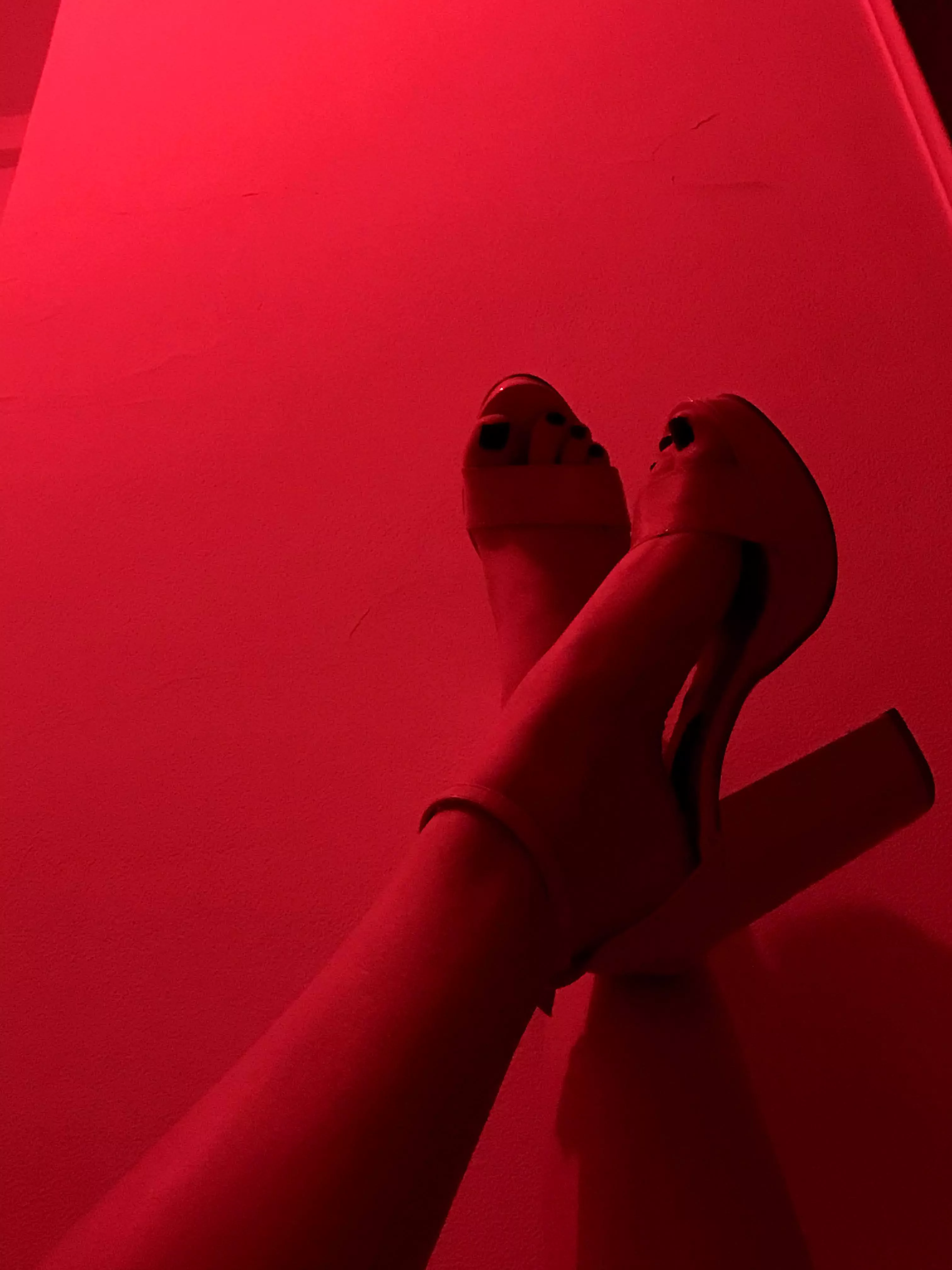 I wanna make a footjob so bad 💍 any volunteers?