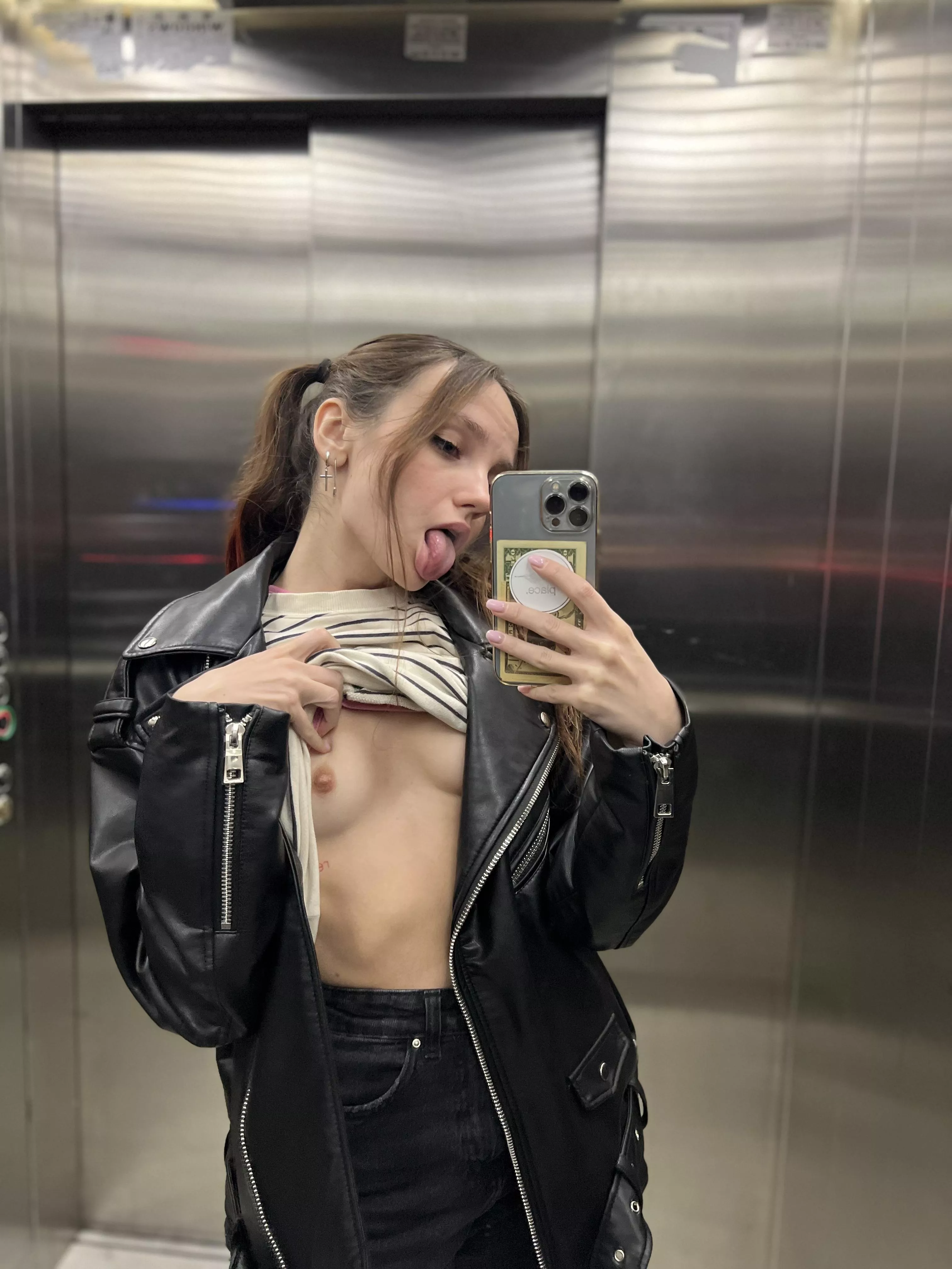I want to show you something while I'm stuck in the elevator😋