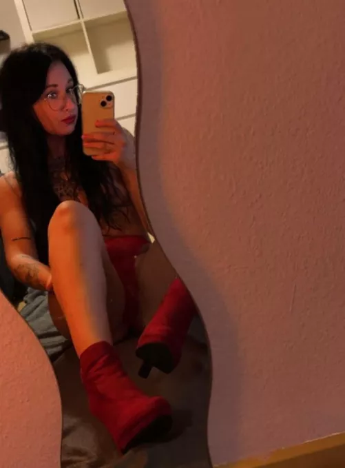 If you want to dominate a litte innocent girl, say hi🥰🥰🥰