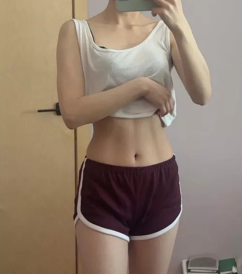 [IMG] Ngl i did some crunches before taking the pic 🤣