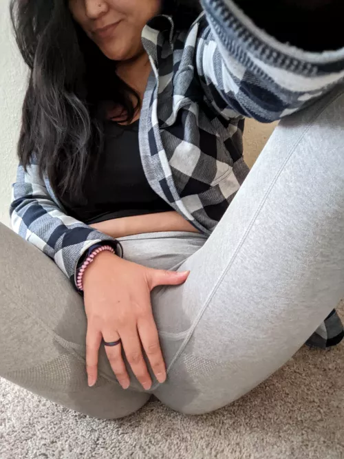 I've always thought girls cumming while wearing leggings was hot...decided to try it myself 😘💦