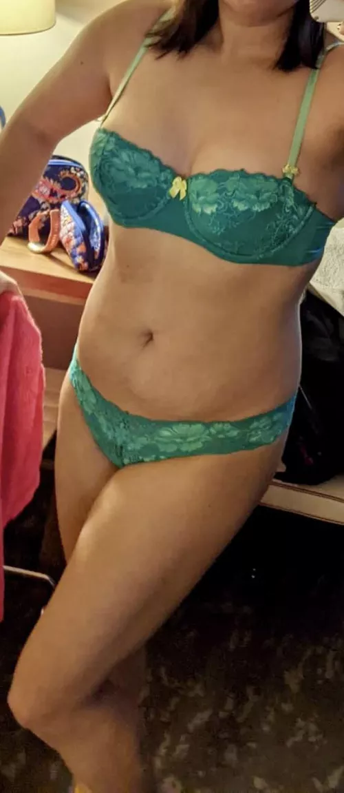 Just a mom in her matching underwear 🤷🏻‍♀️