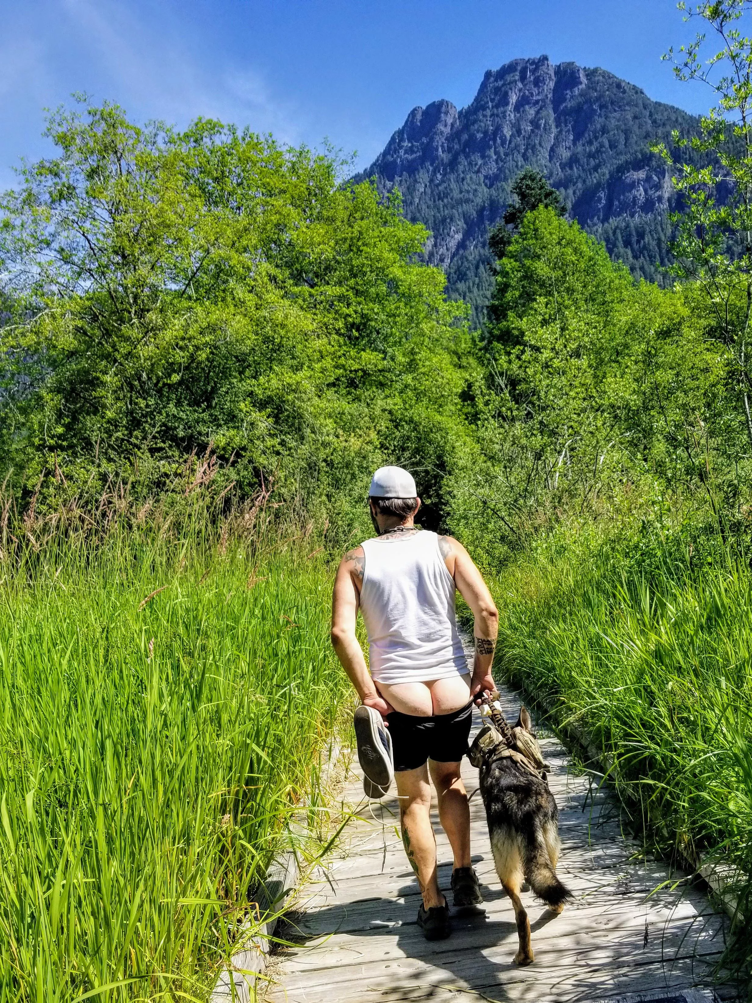 Peachy peekaboo 🍑 (OC)