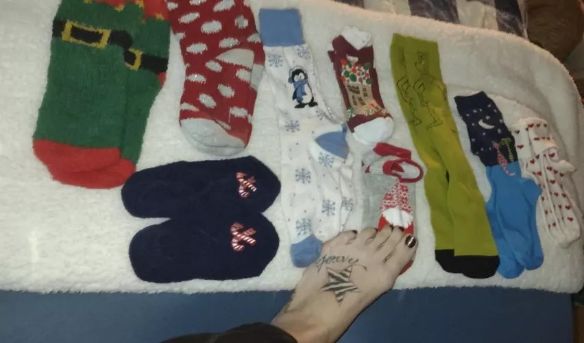 [selling] Let me make your Christmas wishes come true! Pick which pair you love and DM me how many days wear! ❤️🎄