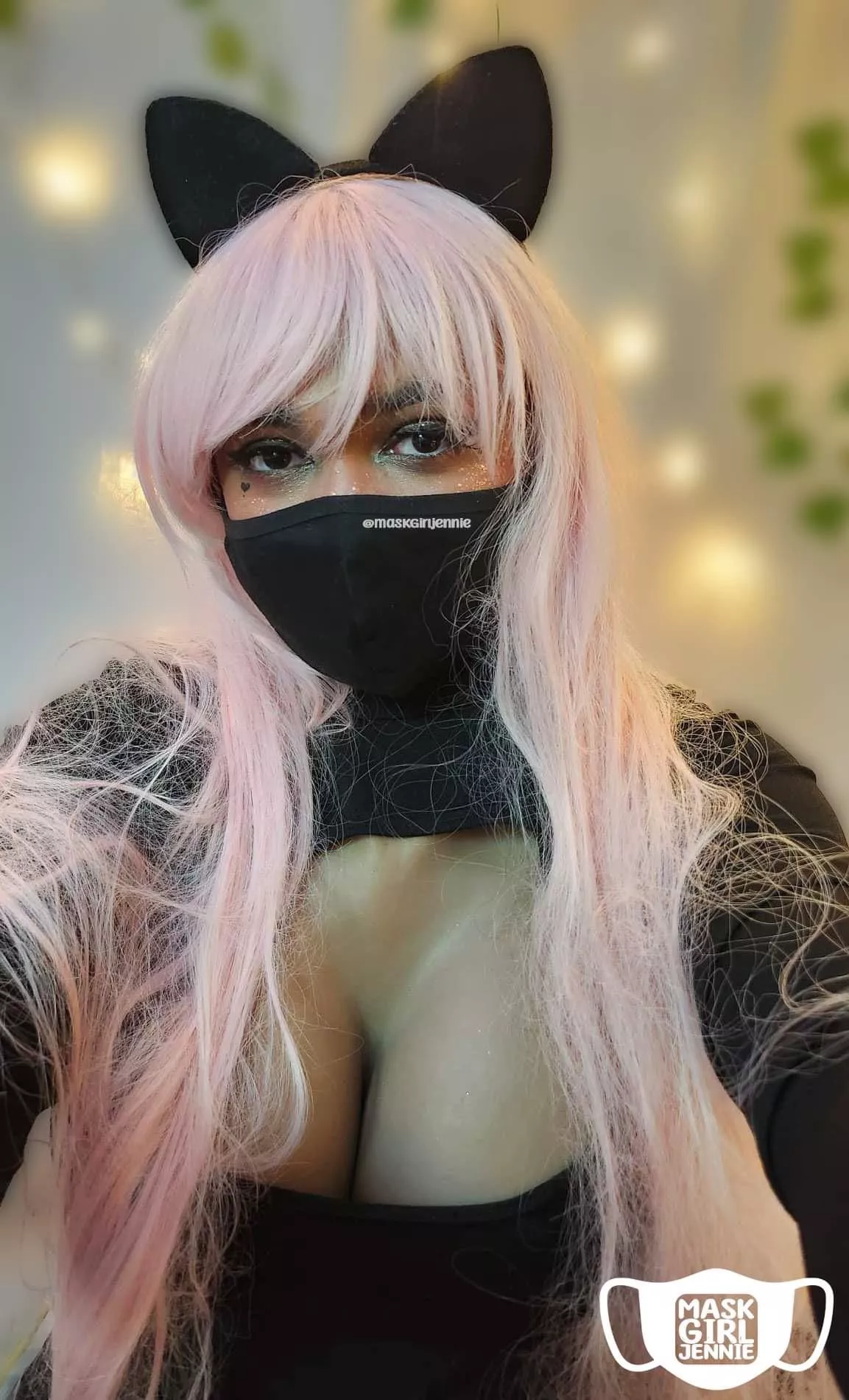 Since so many people on my other posts keep asking where my arms are I took this picture with both of them to prove I have them XD. Bonus it looks like I'm about to hug you 😛