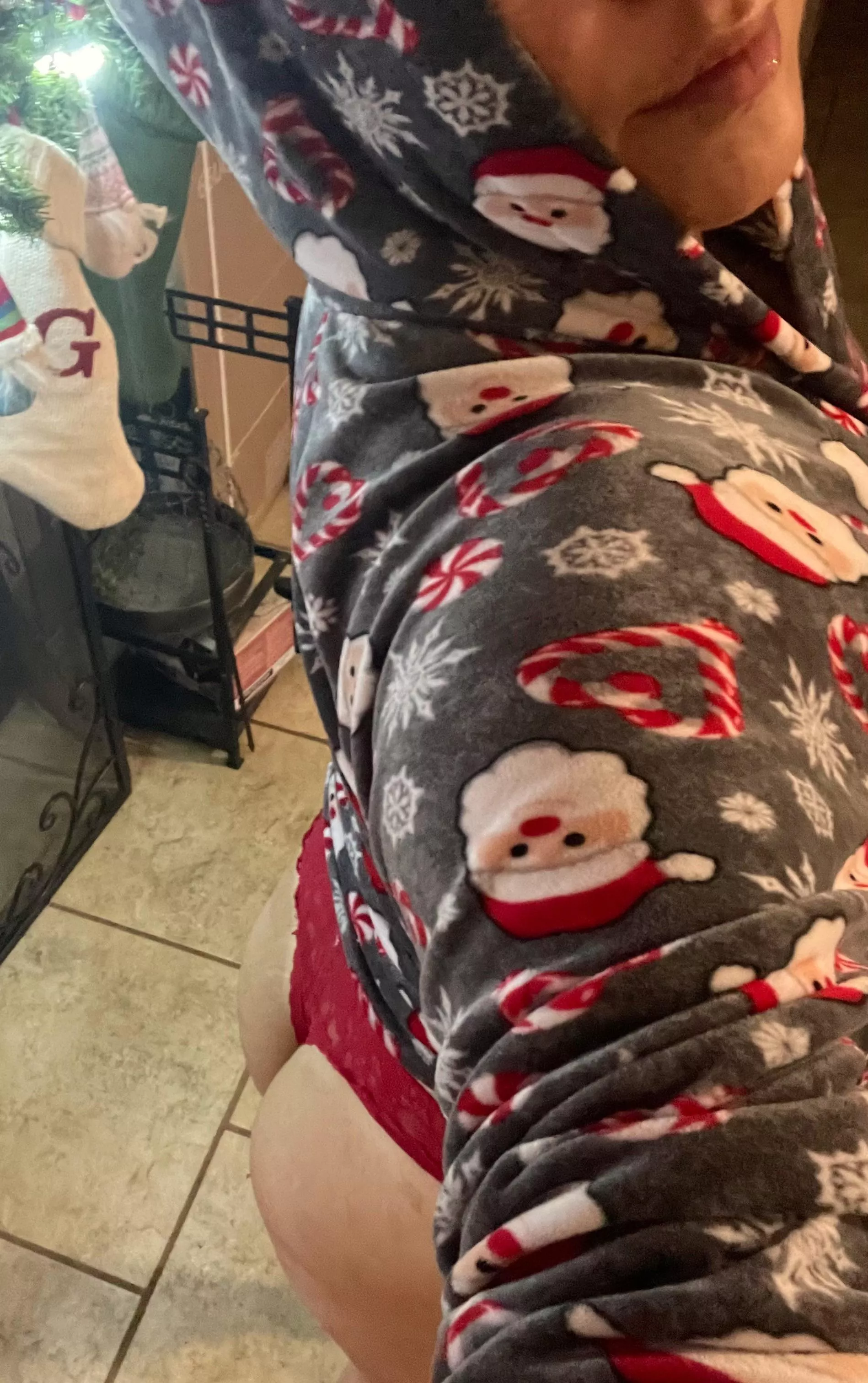 Thongs and hoodies, my favorite combination 🥰😍💋💋💋💋