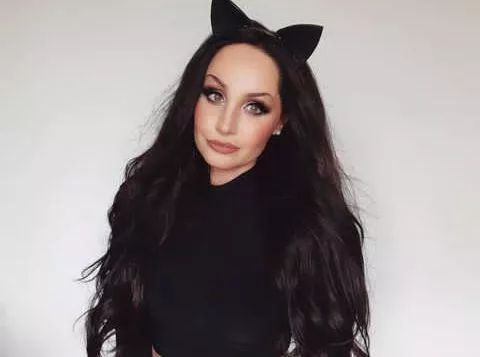 Thumb up = 3 pics in your DM 1 comment =surprise ❤️ To open up