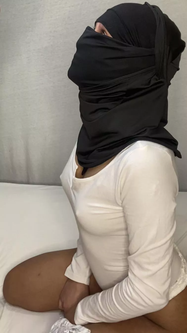 waiting like a good little girl for daddy to cum on my face 😇