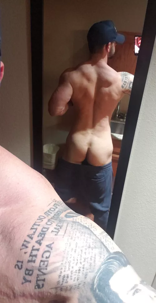 32, teasing booty pic