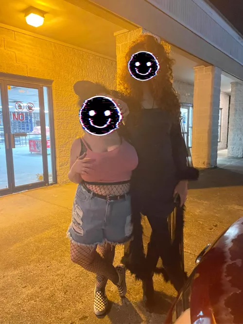 5’2 alongside my 6’4 friend. 😭