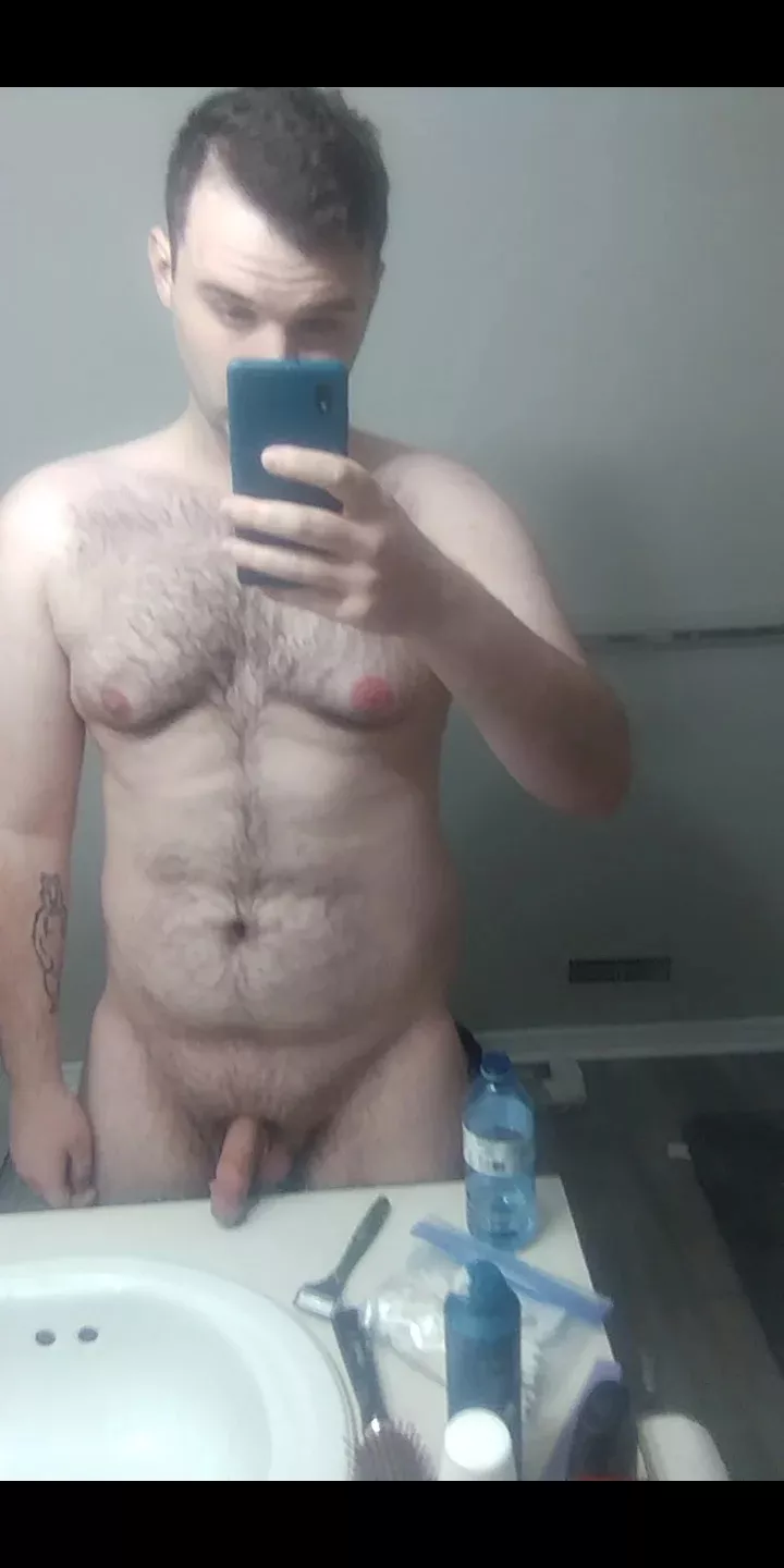 Any ladies that like a big hairy guy? 🤔