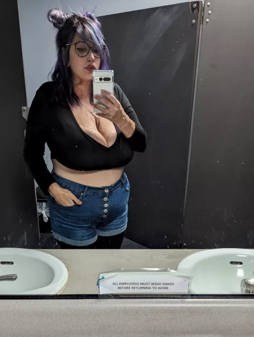 dirty bar mirror selfie