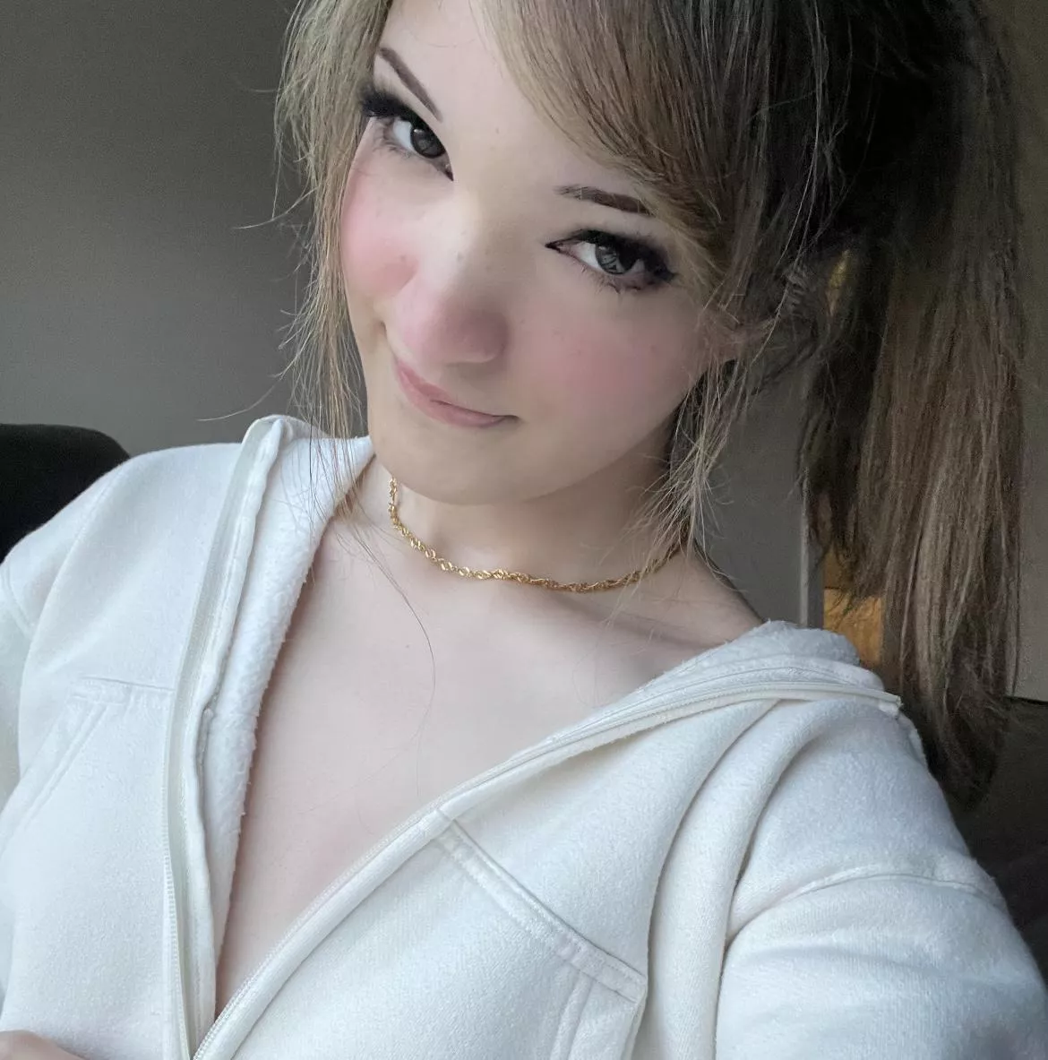 Do you like my hair up? 🌸