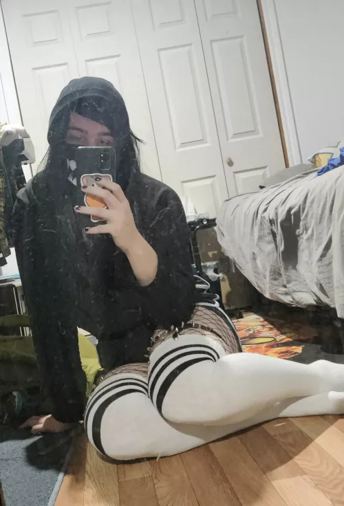 feel kinda cute today with my new fishnet