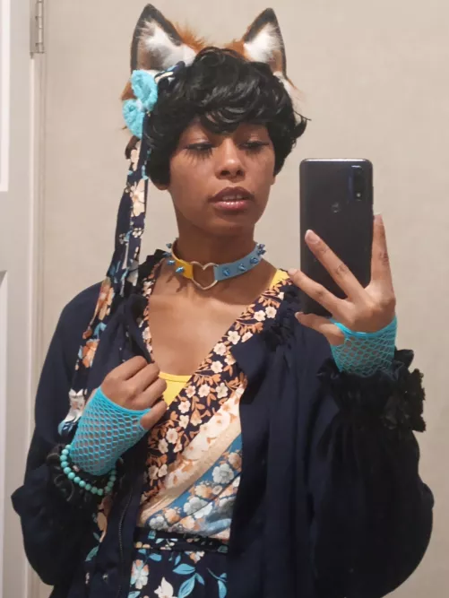 Foxy in Yellow 🦊💛🐾