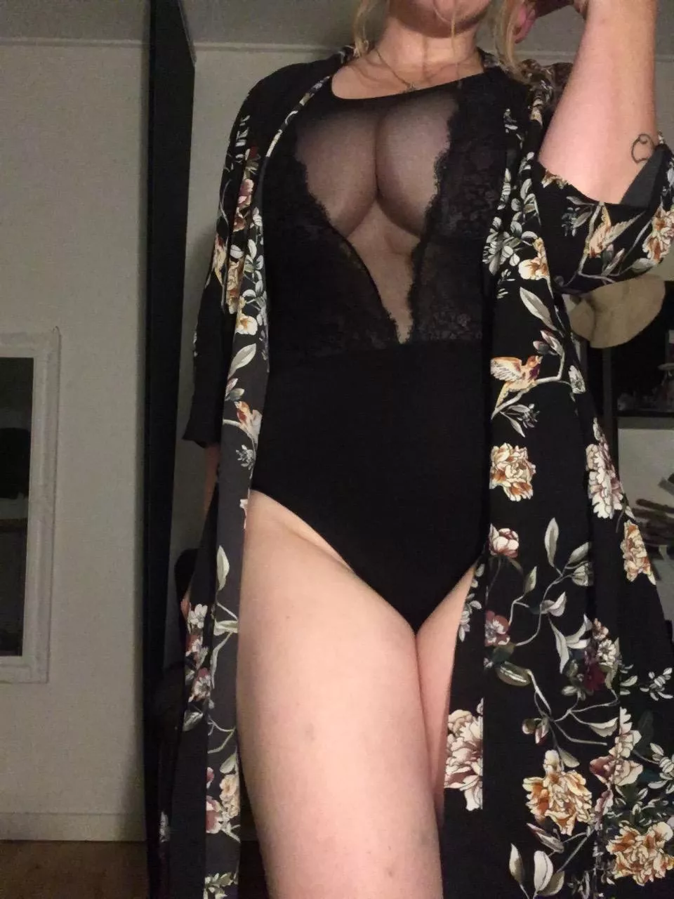 I'm not sure if it counts as underboob 🤔😅