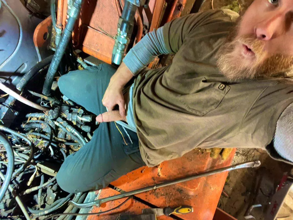 In the middle of working on a excavator 😏