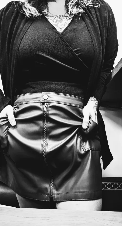 It zips off. 😈😘