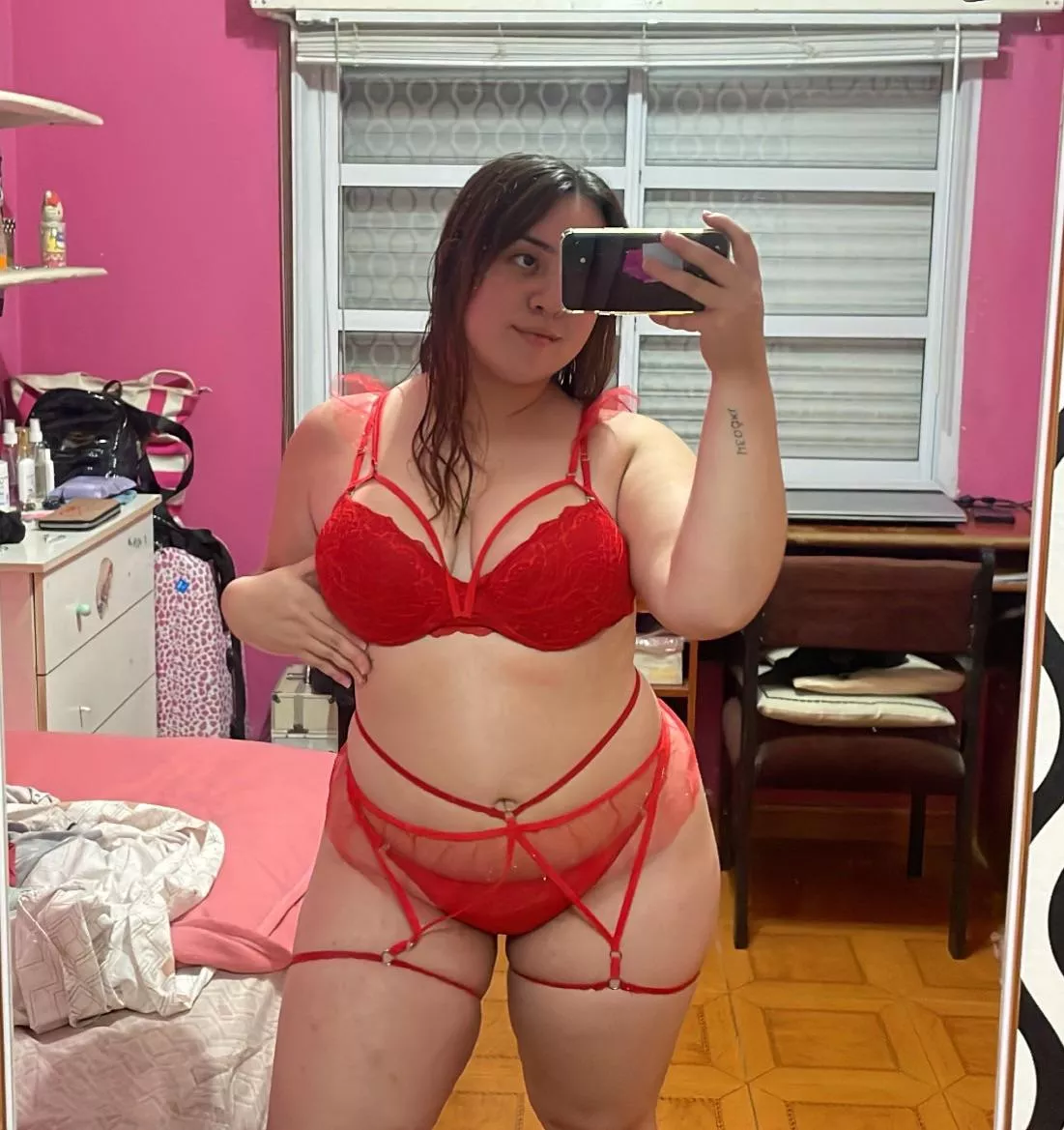 My boyfriend is at a party while I’m home alone and really horny 😣