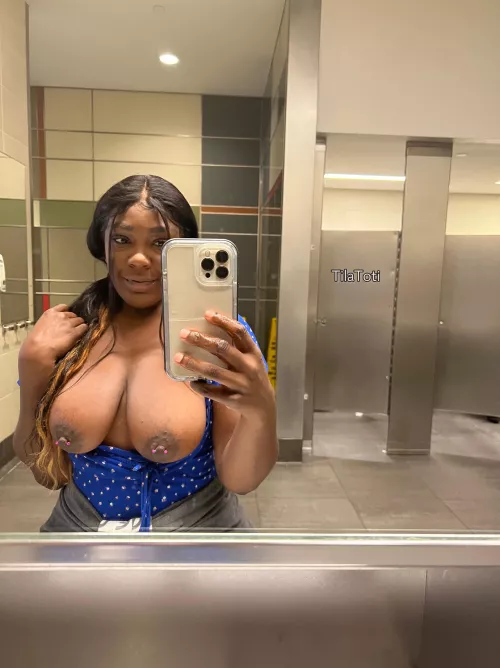 Public restrooms are the best places to take pics