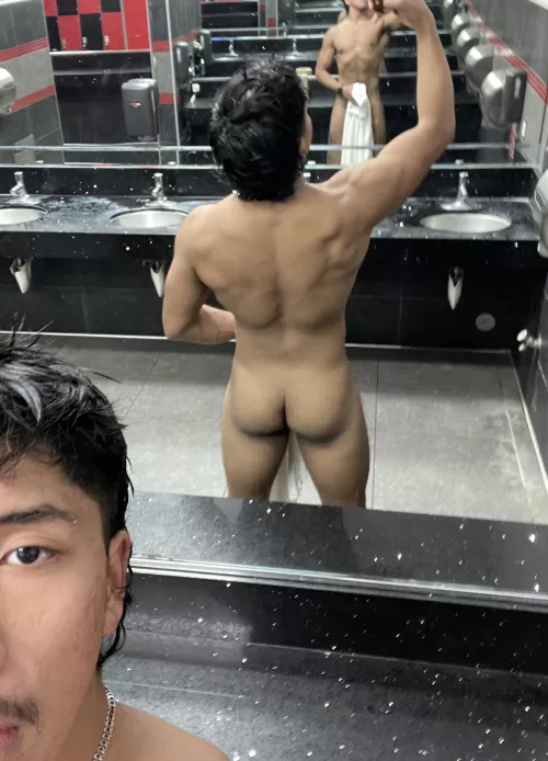 Risky mirror pic at the gym. What would you do if you caught me taking this?😈