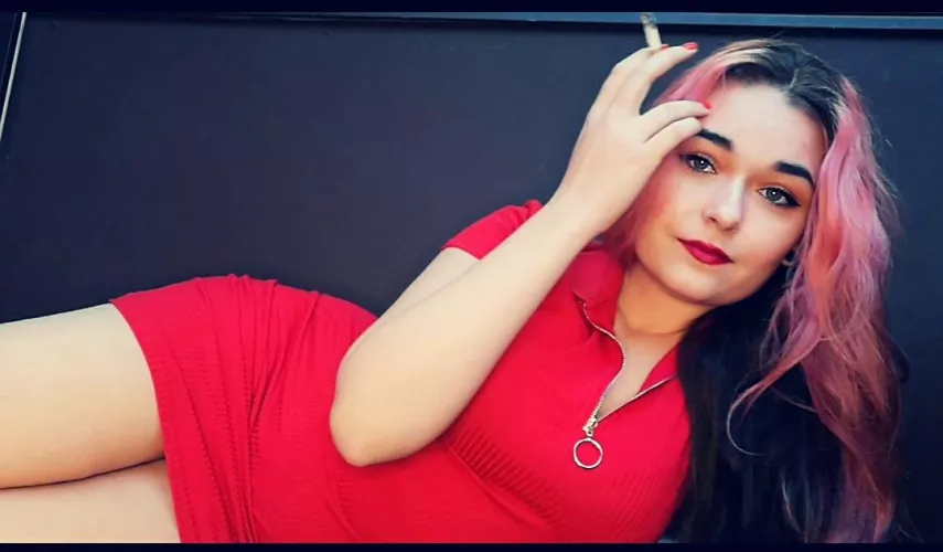 Smoking in a sexy red dress❤️