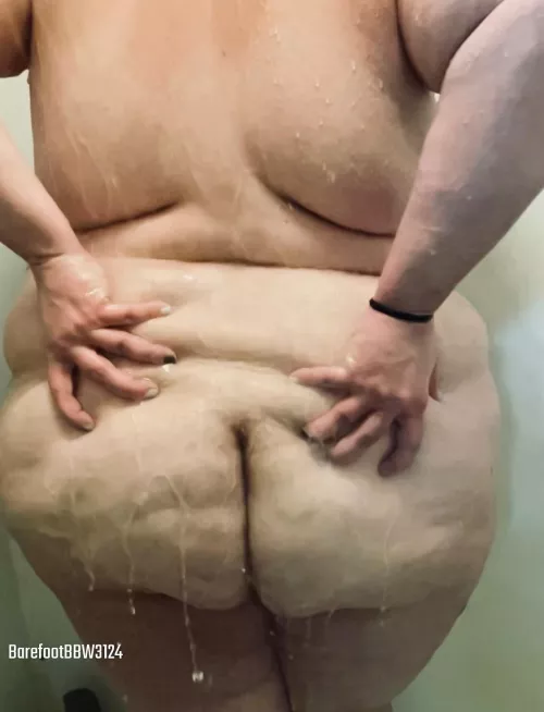 Squeezing my big beautiful ass in the shower!