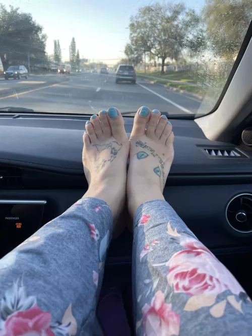 Suck my toes while you drive me 🥰