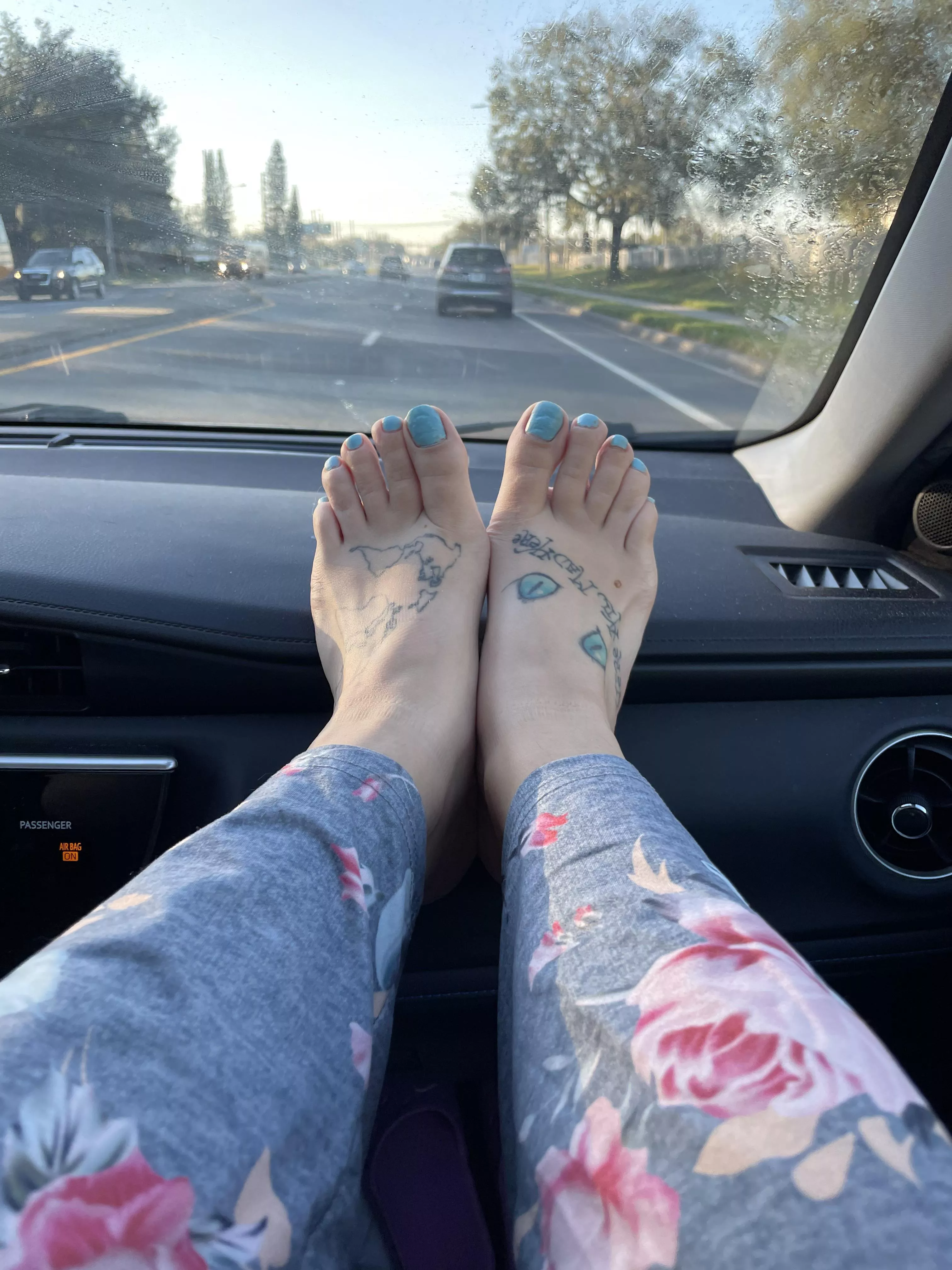 Suck my toes while you drive me 🥰