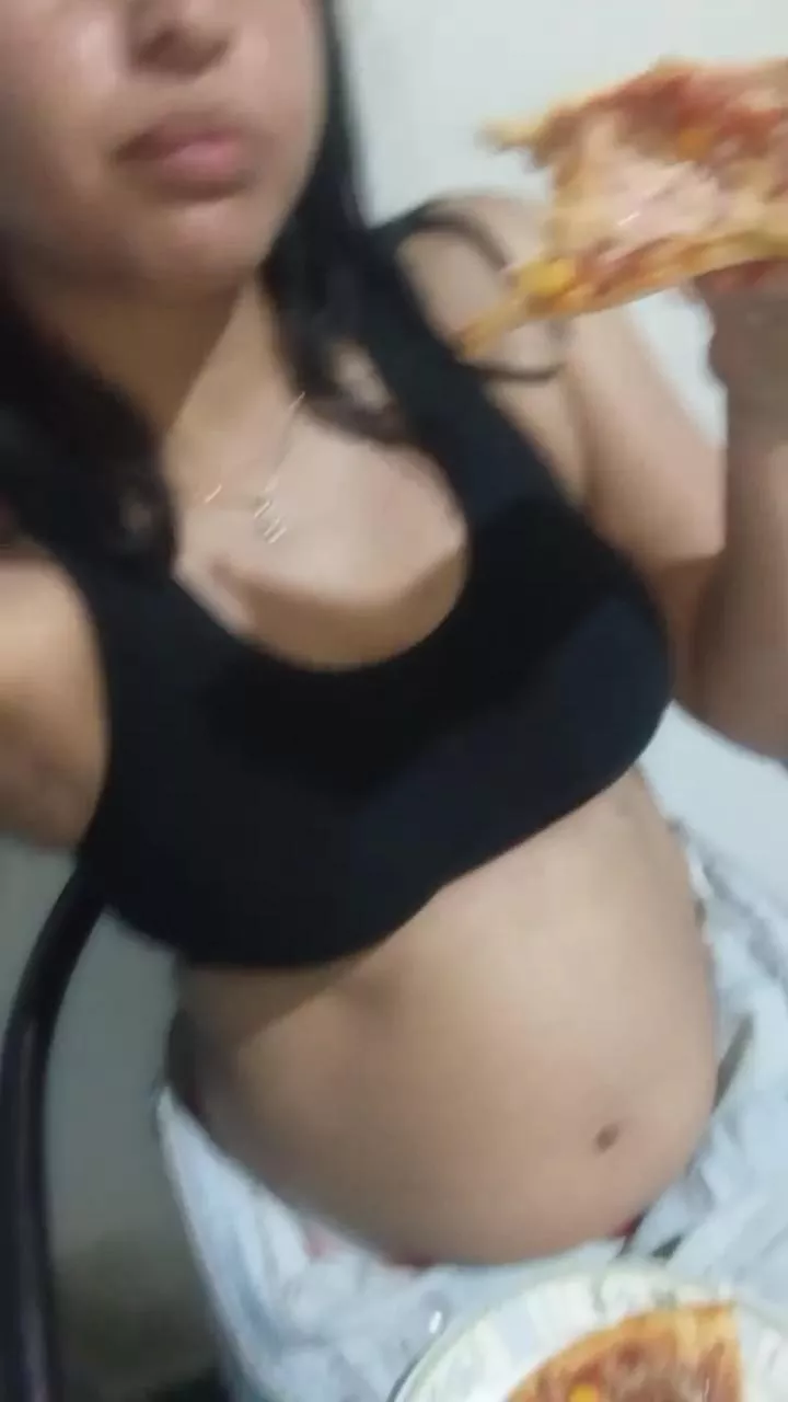 swallowing a lot of super giant pizzas family pizzas, wow how much can I expand🥵🤰