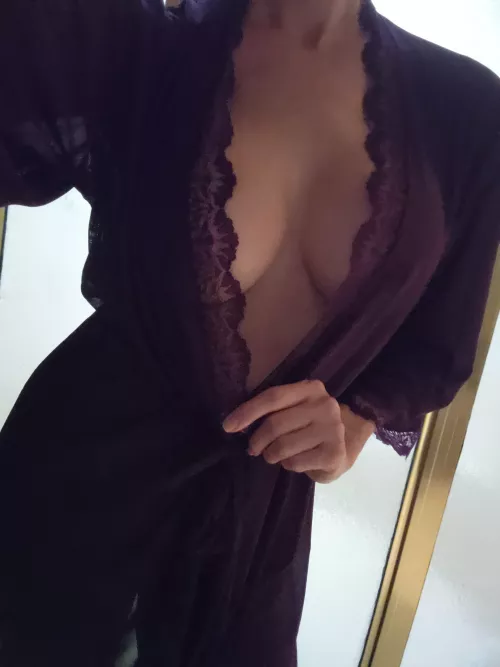 This lacy robe slips off so easily...